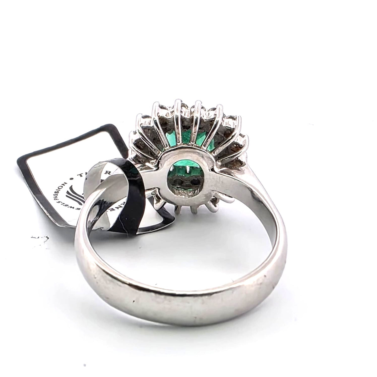 Bague Entourage en or blanc, émeraude et diamants