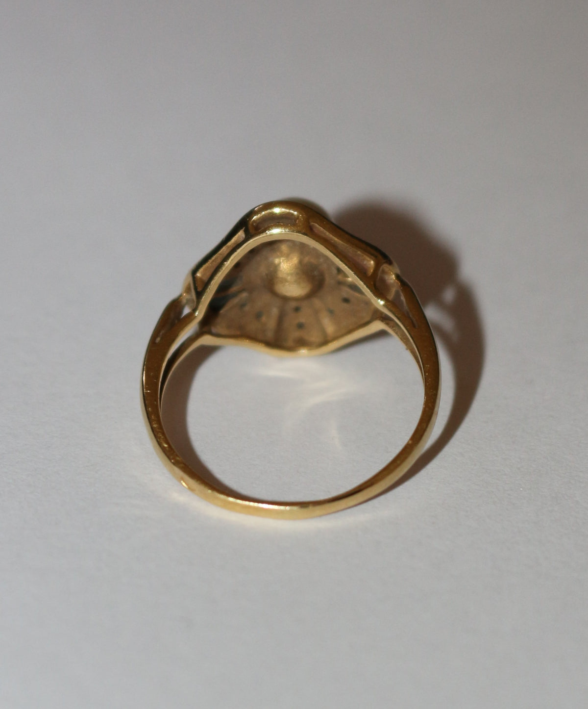 Bague en or jaune, saphirs, et perle
