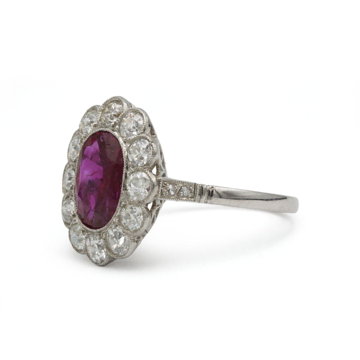 Bague Pompadour en platine, rubis et diamants