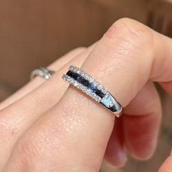 Bague Alliance en or blanc, saphirs, et diamants