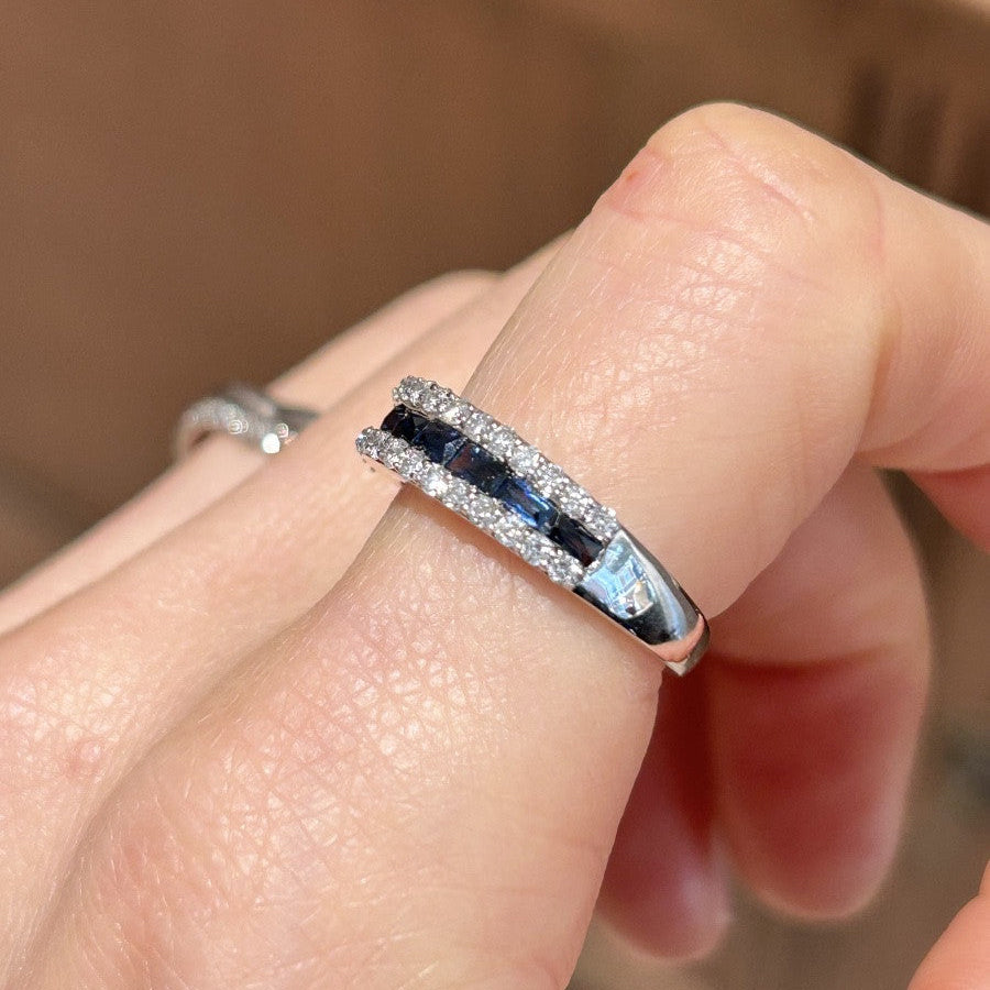 Bague Alliance en or blanc, saphirs, et diamants