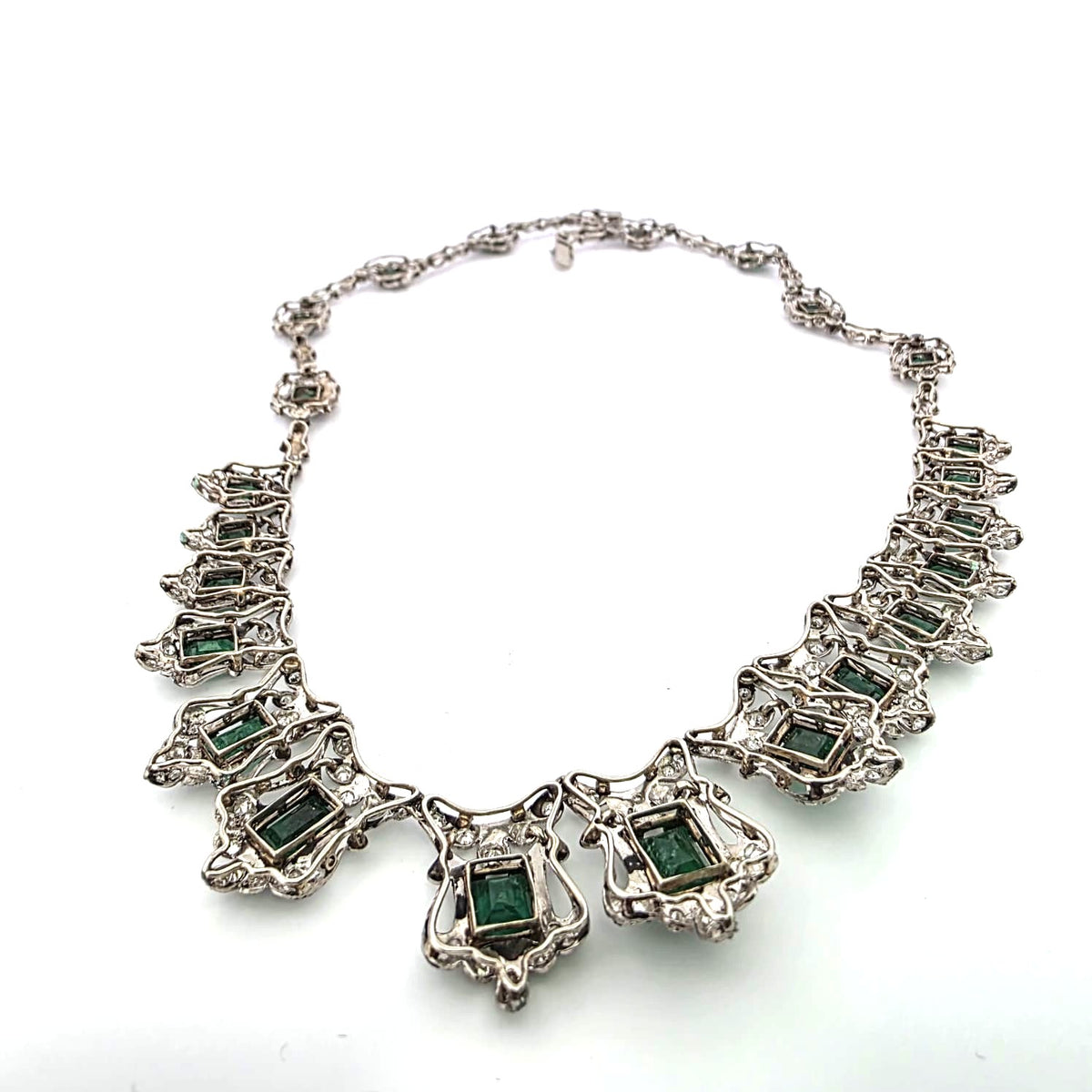 Collier Plastron en platine, émeraudes et diamants