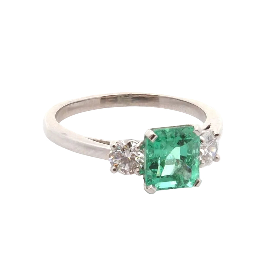 Bague Trilogie en platine, émeraude et diamants