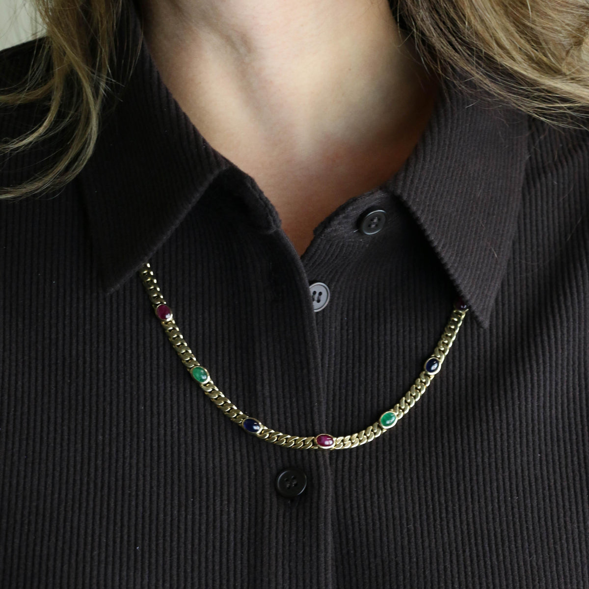 Collier Sautoir en or jaune, émeraudes, saphirs et rubis