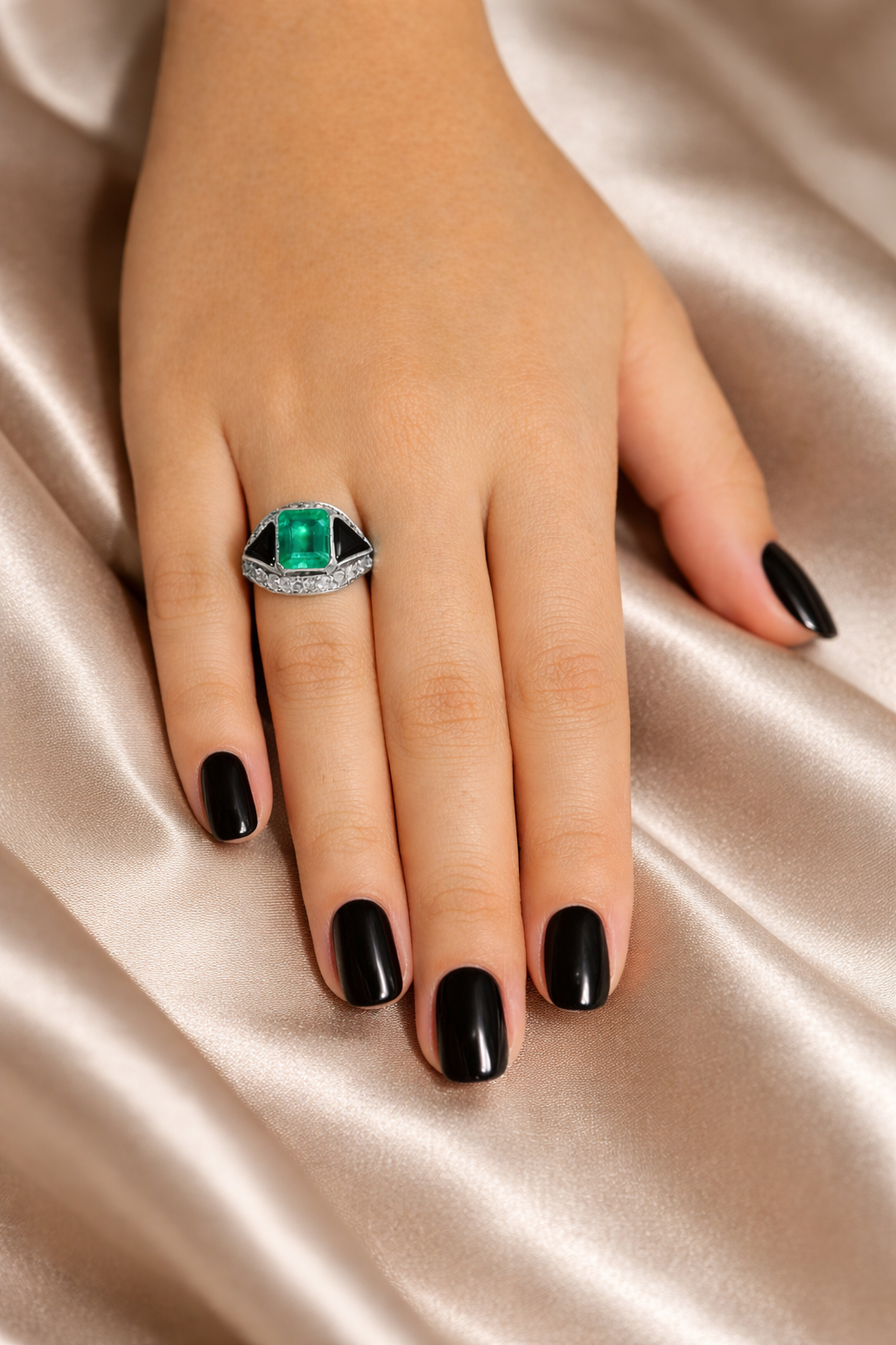 Bague Cocktail en platine, onyx, émeraude et diamants