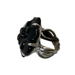 Bague CHANEL "Camélia" en or blanc et onyx