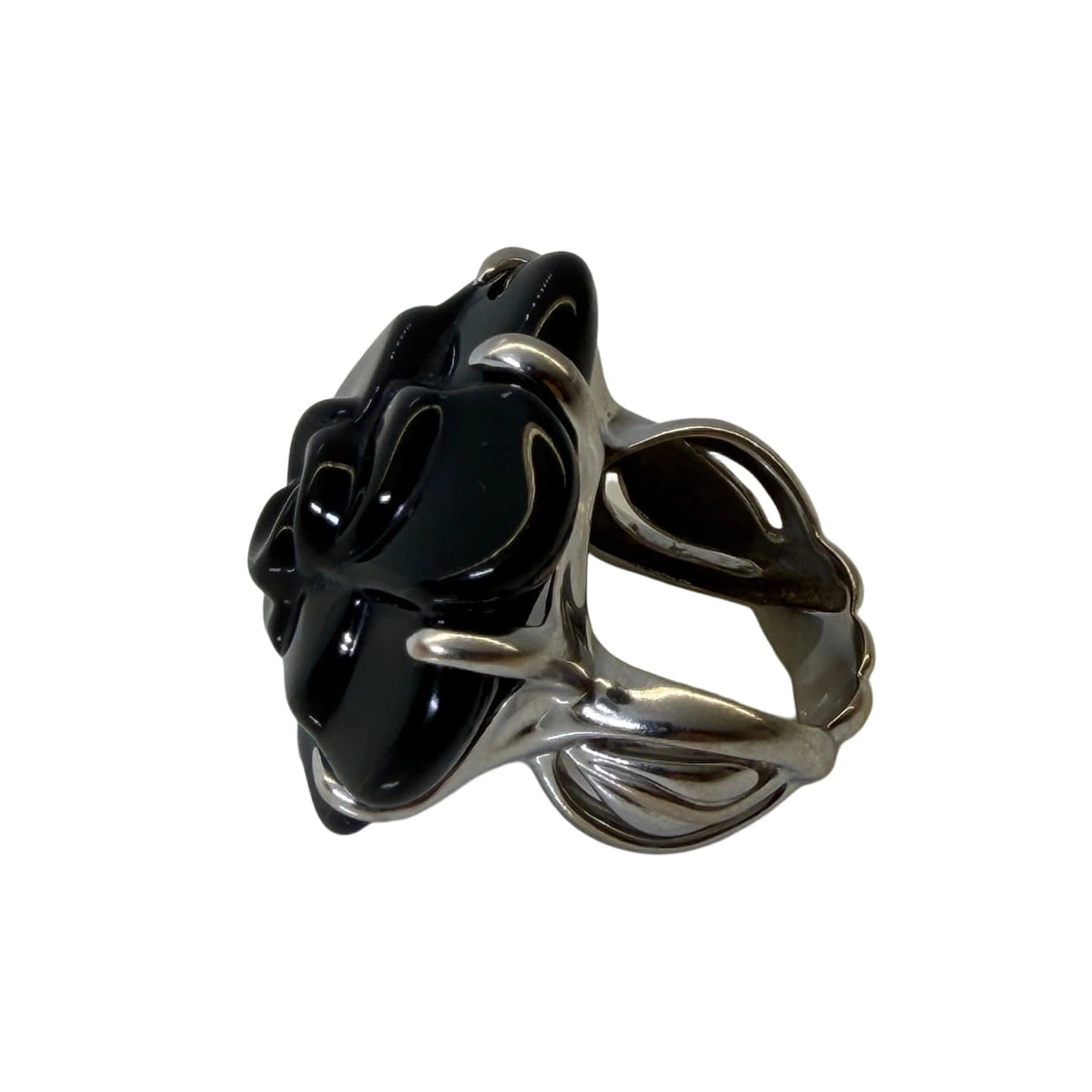 Bague CHANEL "Camélia" en or blanc et onyx