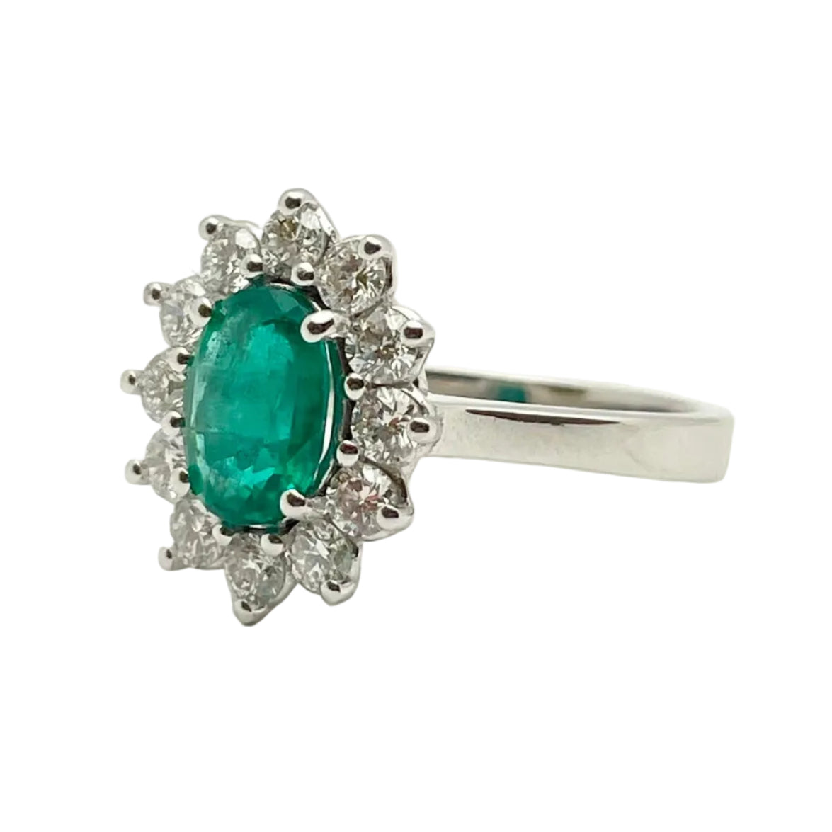 Bague Entourage en or blanc, émeraude et diamants
