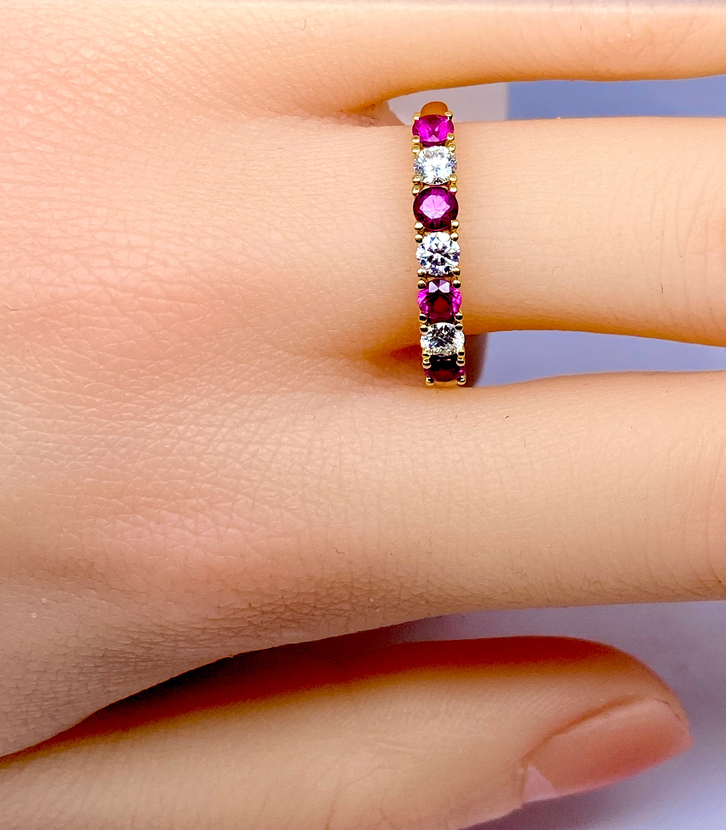 Bague Alliance en or jaune, rubis et diamants