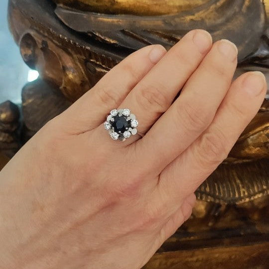 Bague Marguerite en or blanc, saphir, et diamants