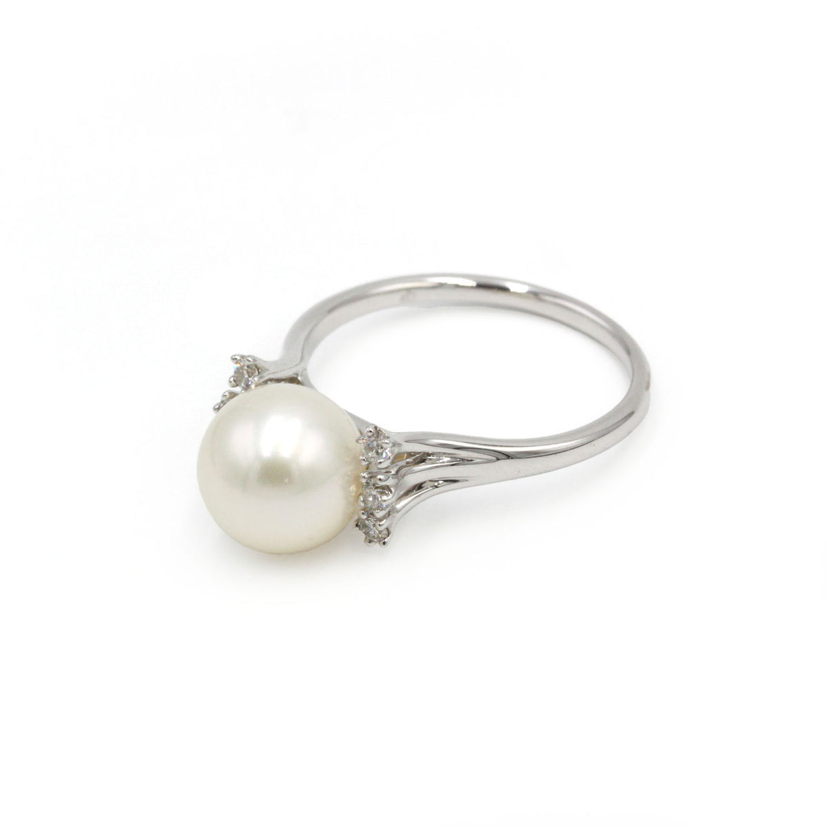 Bague en or blanc, diamants et perle
