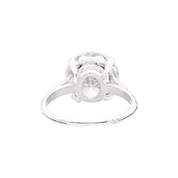 Bague en platine sertie d'un diamant 5.01 carats.