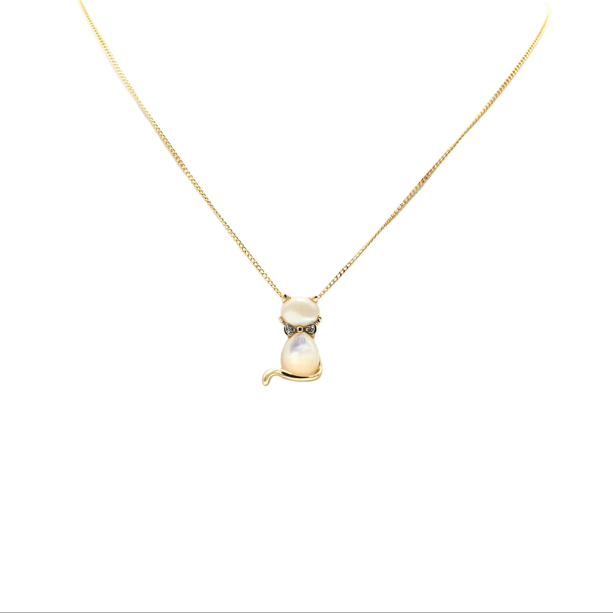 Pendentif en or jaune, nacre et diamants