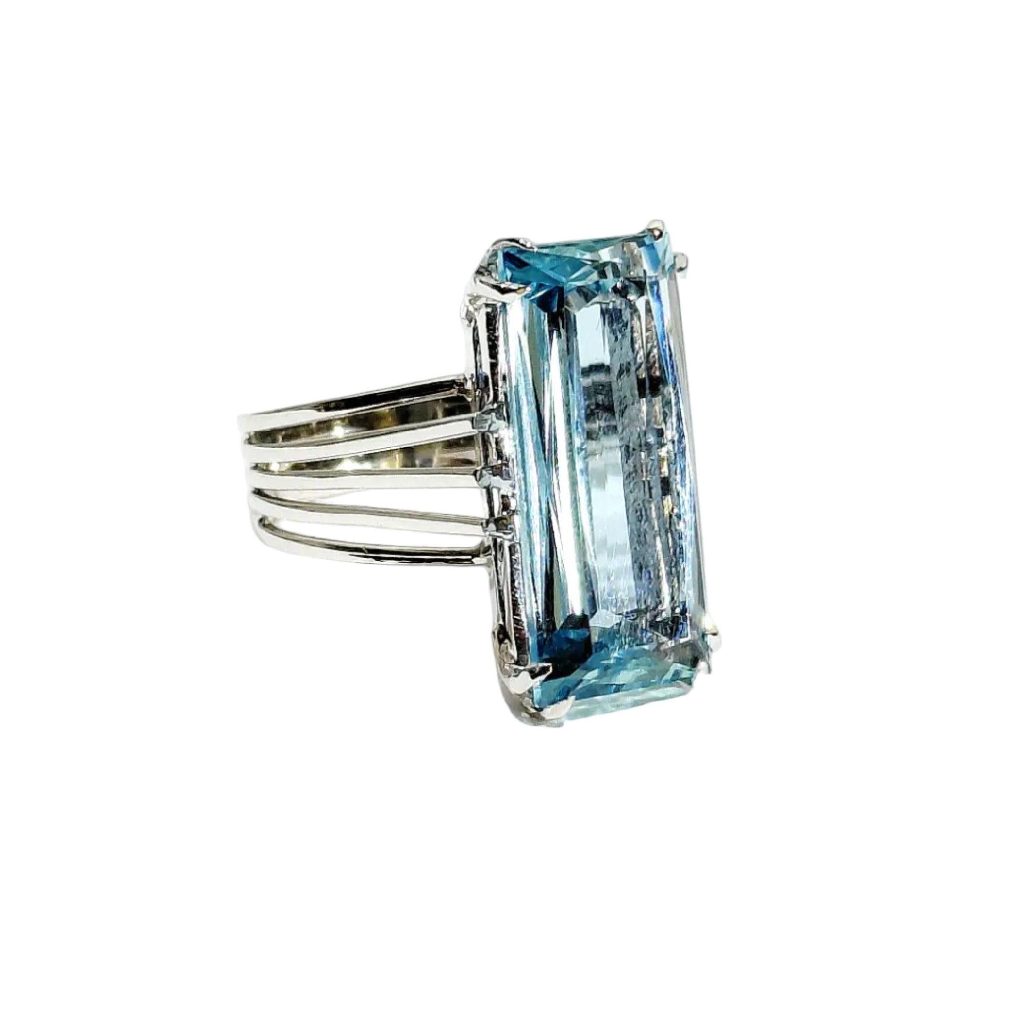 Bague Solitaire en or blanc et aigue-marine