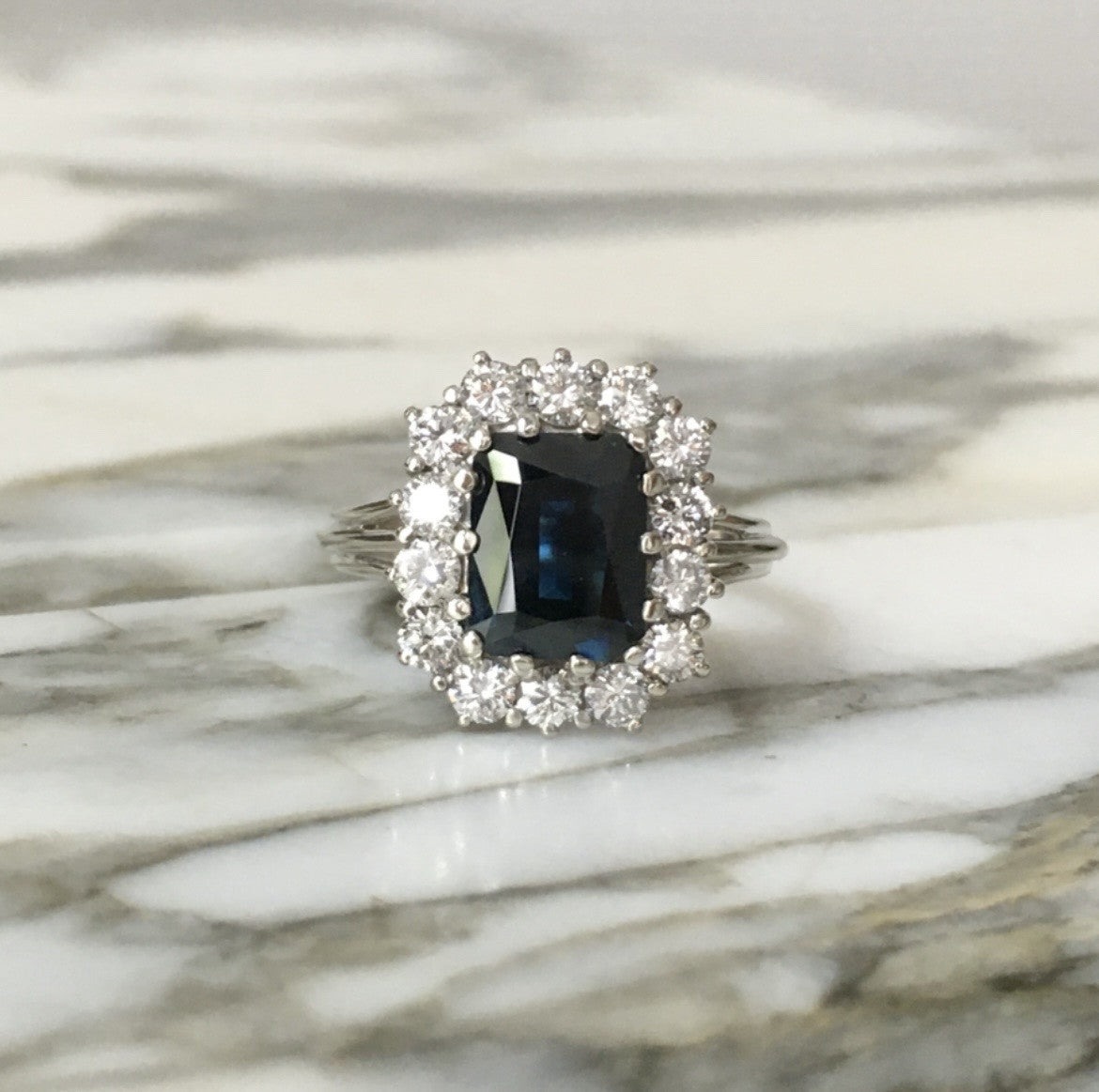 Bague Entourage en or blanc, saphir, et diamants