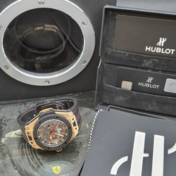 Montre HUBLOT "Big Bang Ferrari" en or rose et carbone