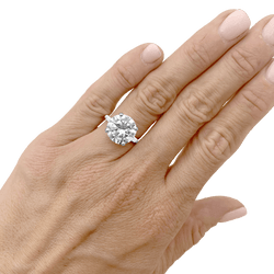 Bague en platine sertie d'un diamant 5.01 carats.