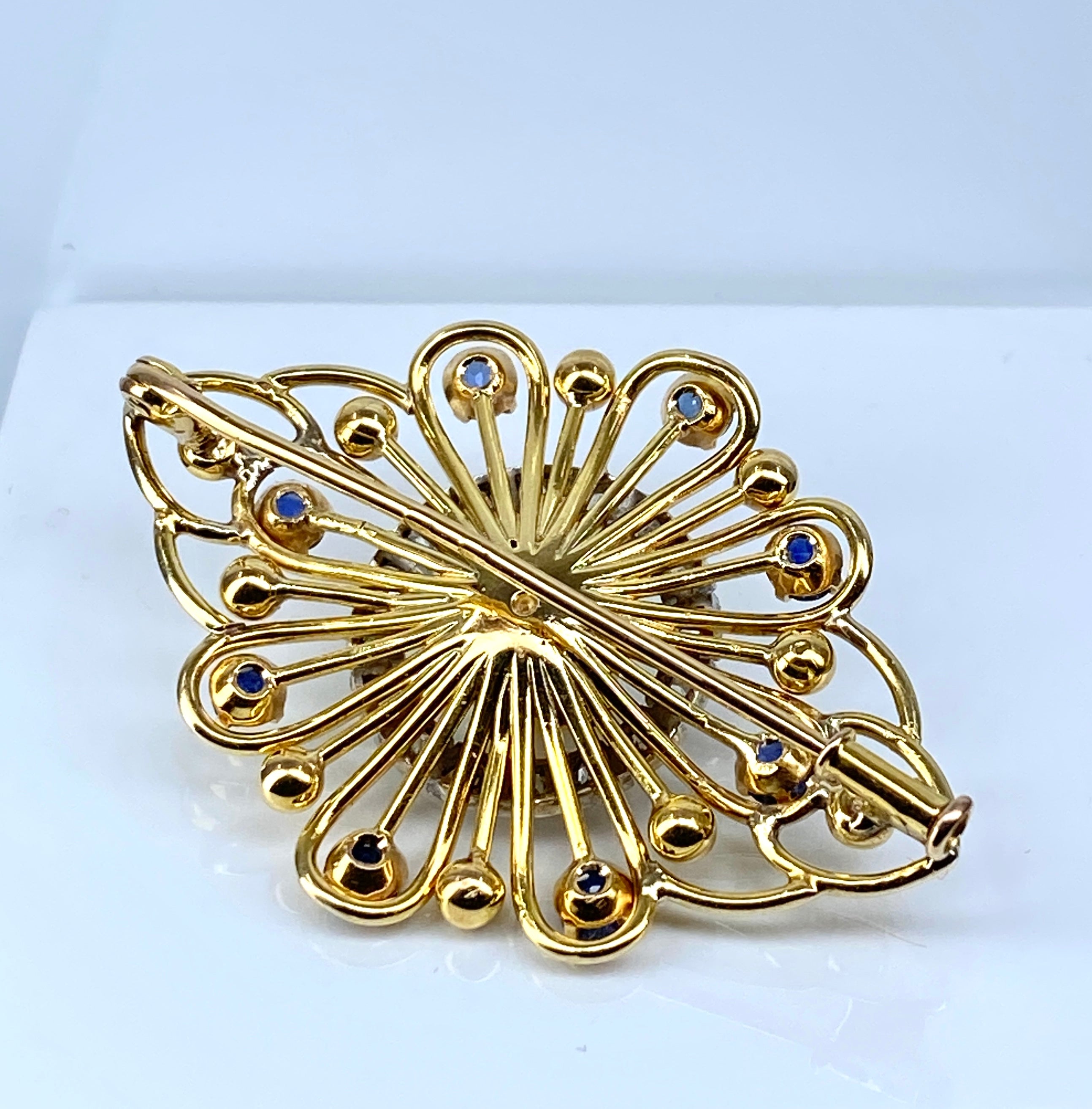 Broche en or, saphirs, perle et diamants