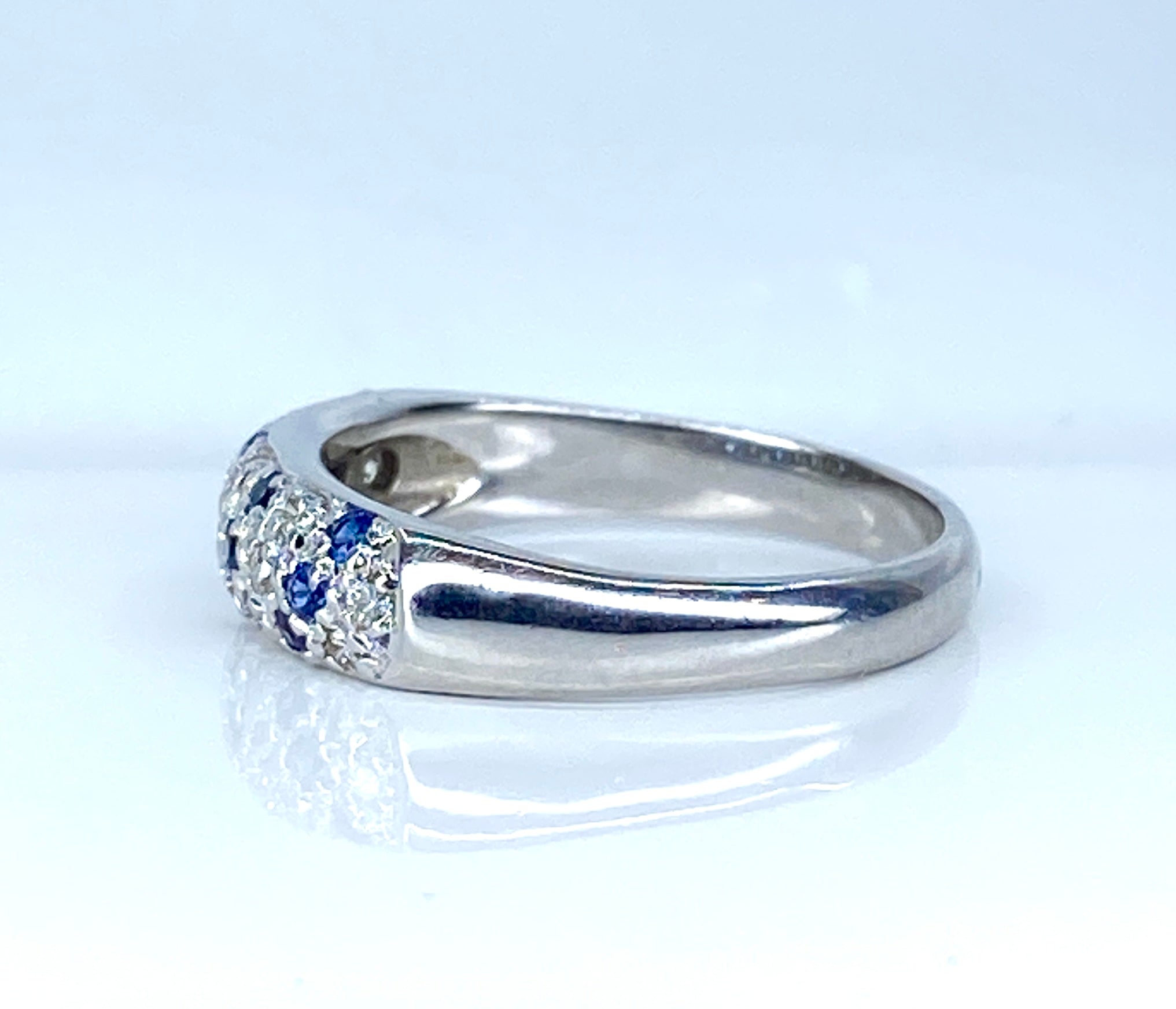 Bague Jonc en or blanc , saphirs et diamants