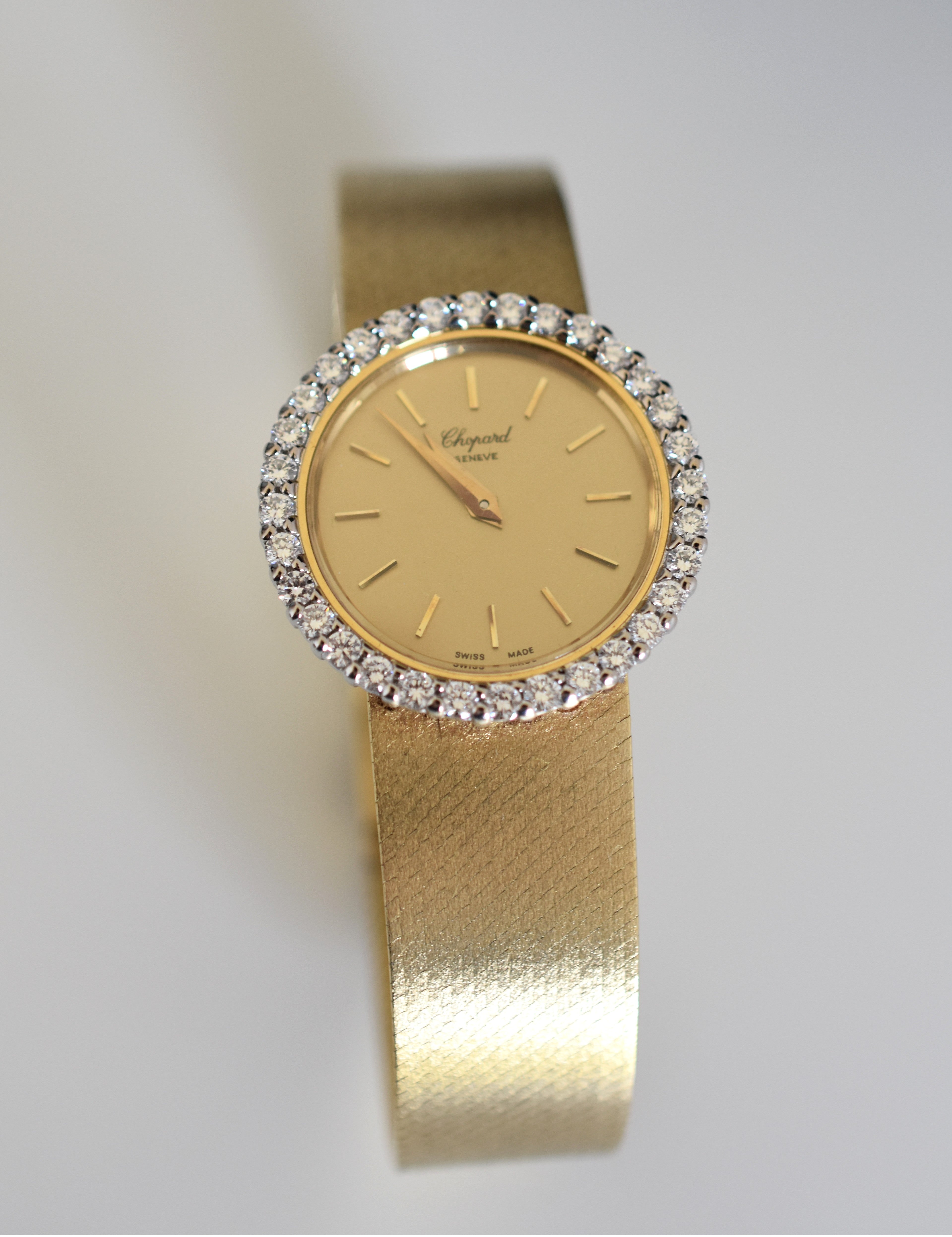 Montre CHOPARD, Réf. 810, or jaune 18 carats et diamants, bracelet intégré or massif, vers 1980.