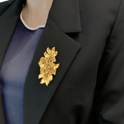 Broche "Fleurs", or jaune et diamants.