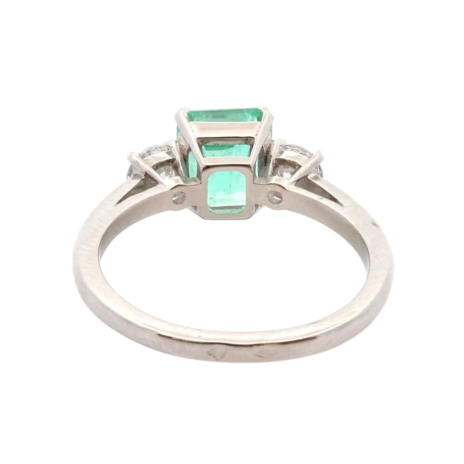 Bague Trilogie en platine, émeraude et diamants
