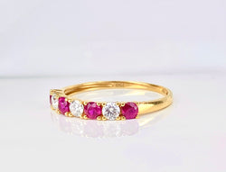 Bague Alliance en or jaune, rubis et diamants