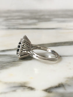 Bague Entourage en or blanc, saphir, et diamants
