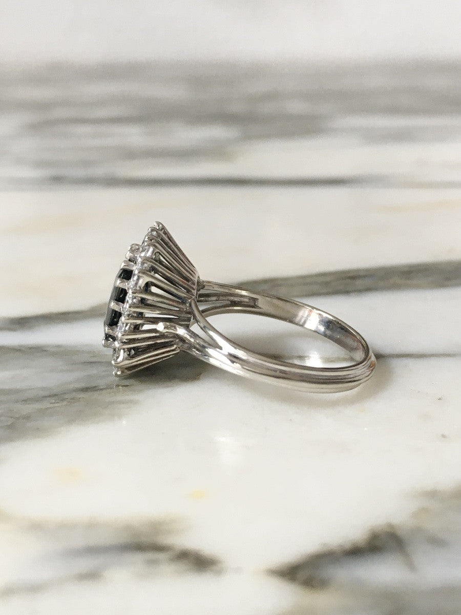 Bague Entourage en or blanc, saphir, et diamants