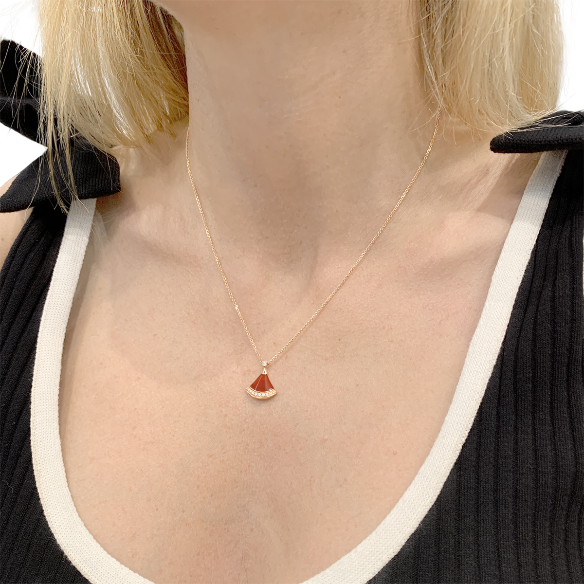 Collier Pendentif BULGARI "Divas' Dream" en or rose, cornaline et diamants