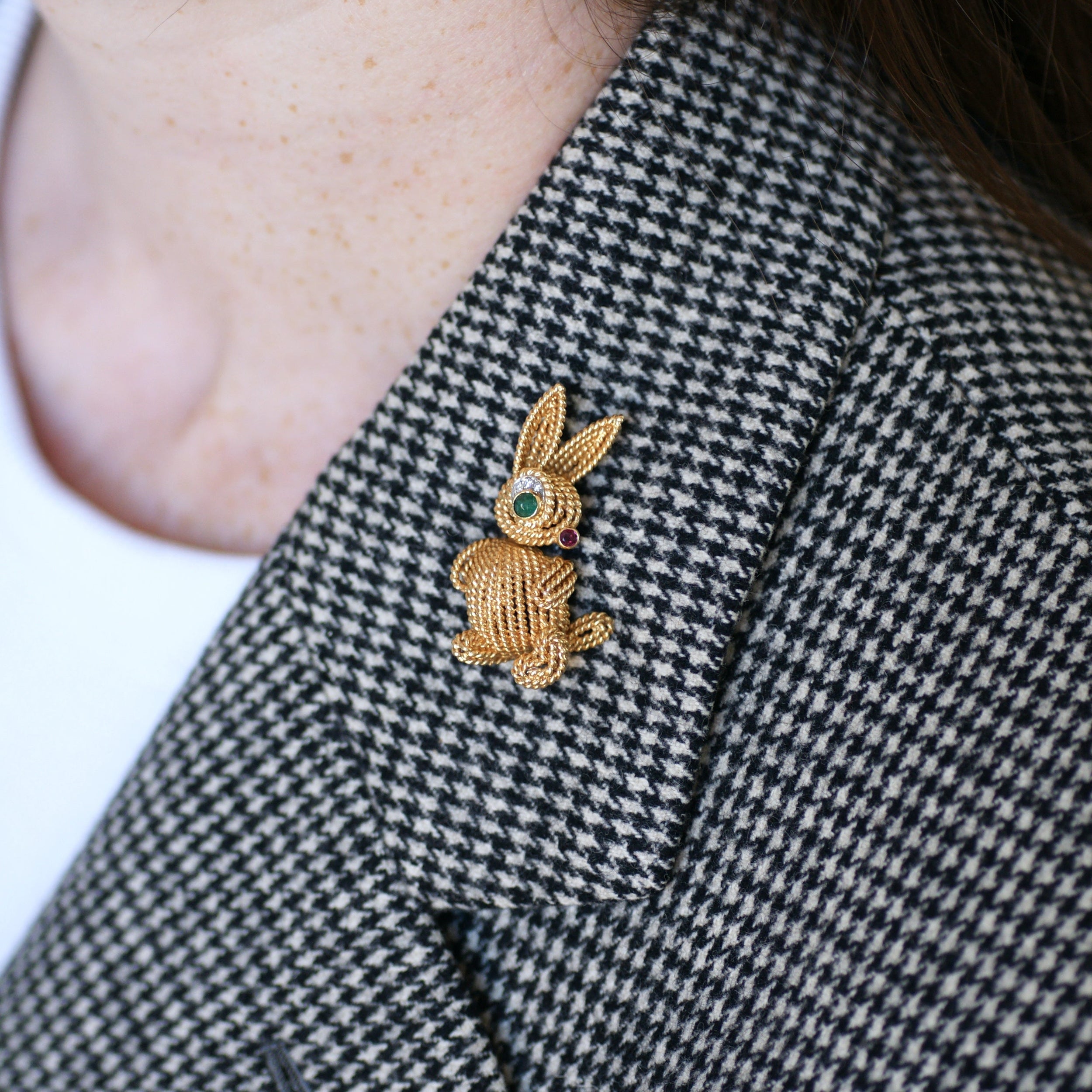 Broche Clip en or blanc, or jaune, émeraude, rubis et diamants