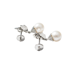Boucles d’oreilles en or blanc, perles, et diamants