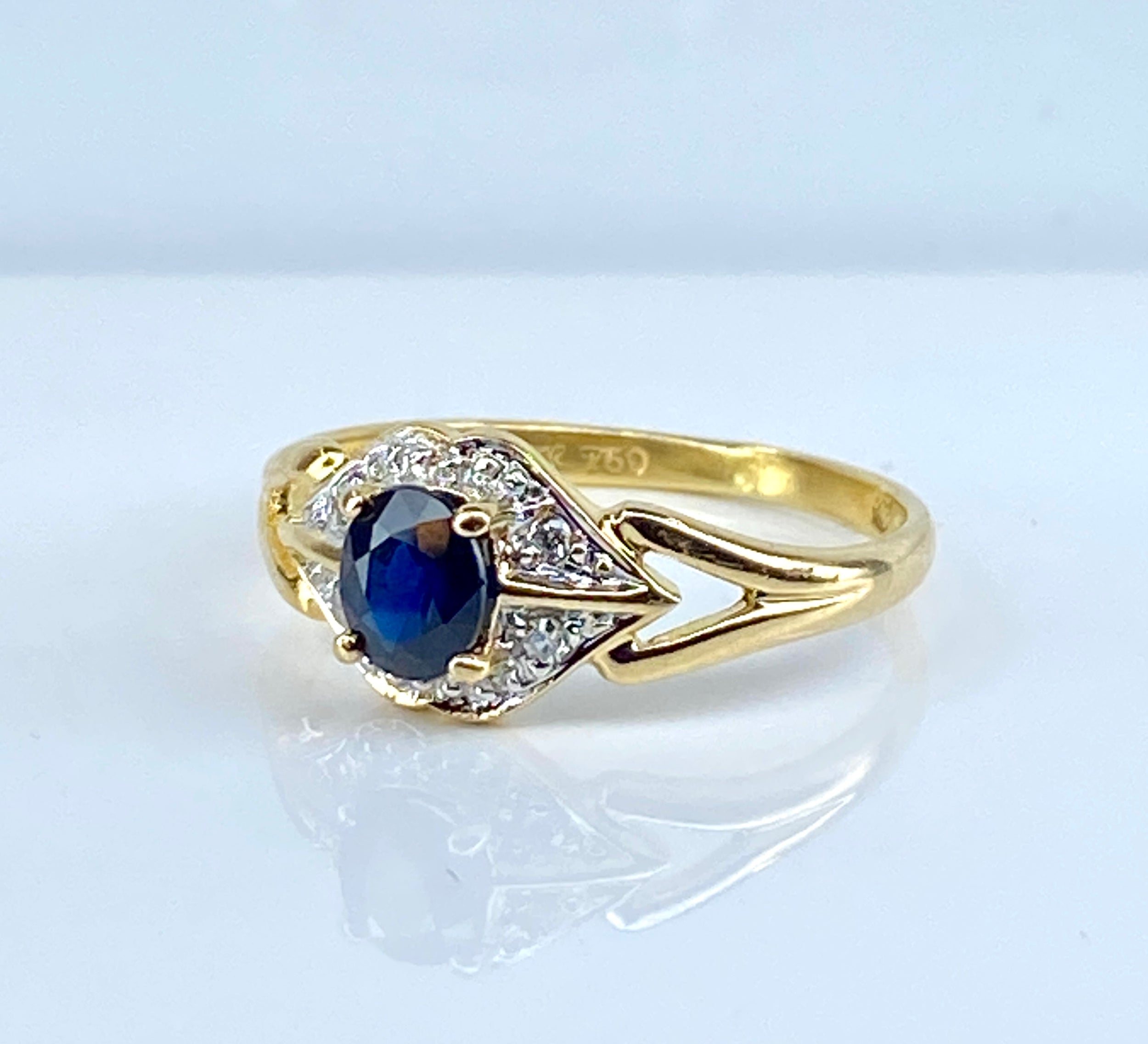 Bague en or, saphir et diamants