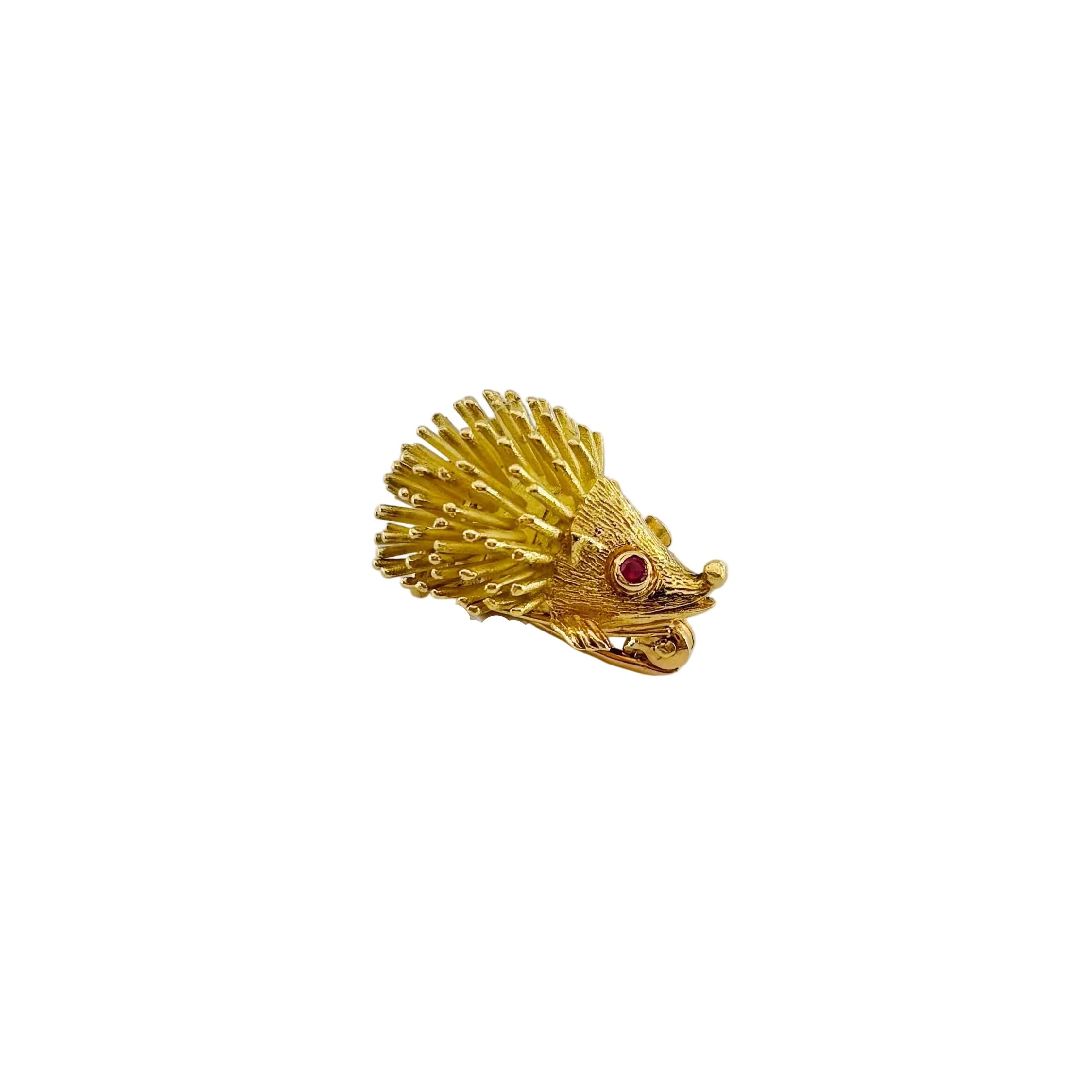 Broche Hérisson en or jaune et rubis