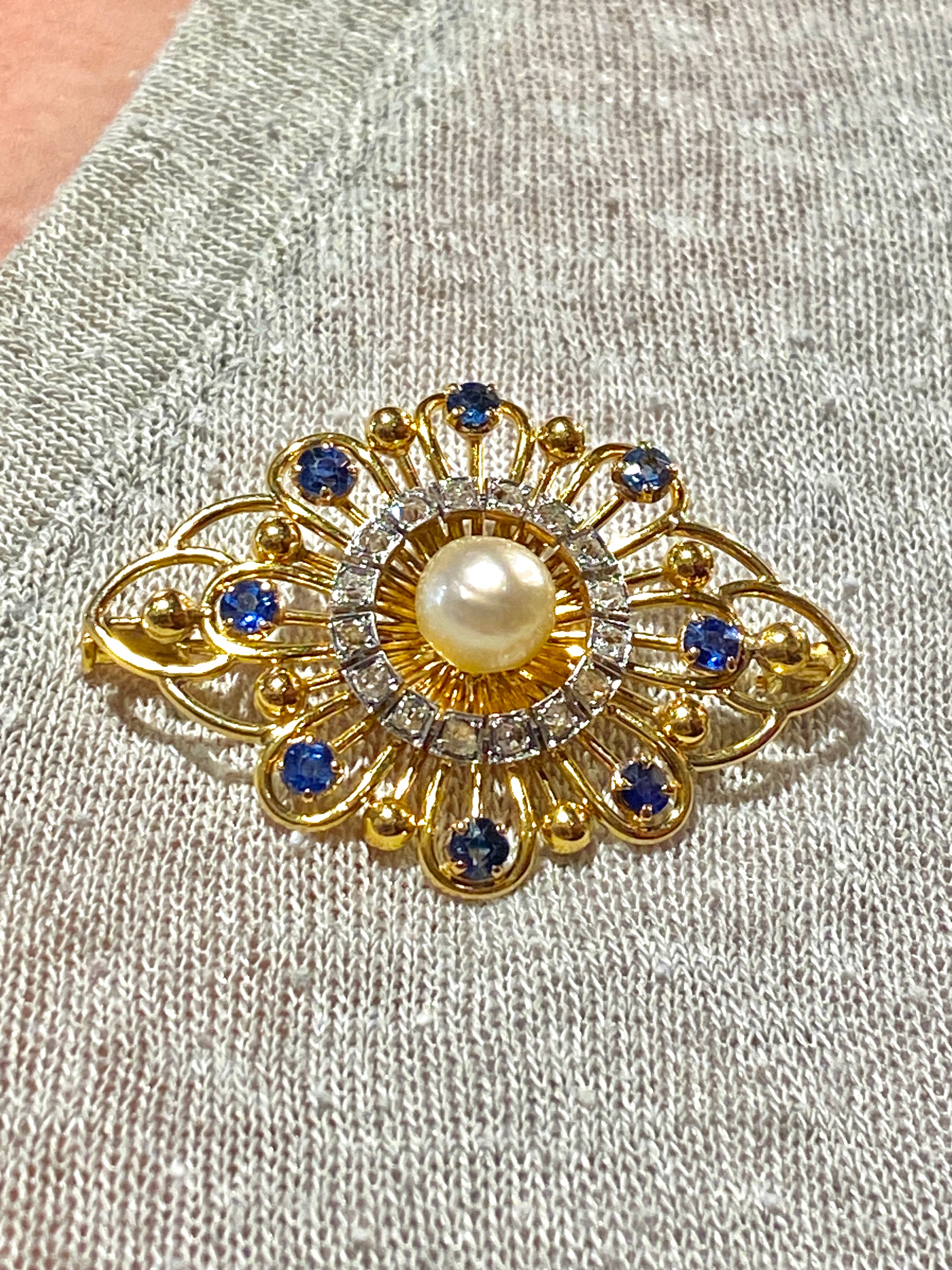 Broche en or, saphirs, perle et diamants