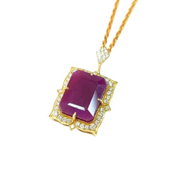 Pendentif en or jaune, rubis et diamants