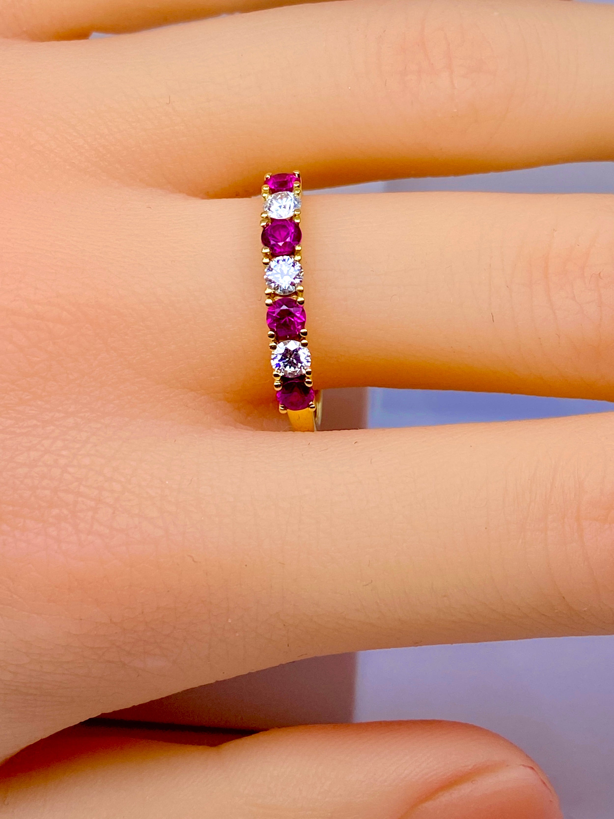 Bague Alliance en or jaune, rubis et diamants