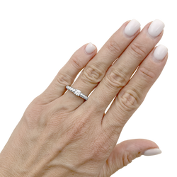 Bague Solitaire VAN CLEEF & ARPELS "Solitaire Perlée" en or blanc et diamant