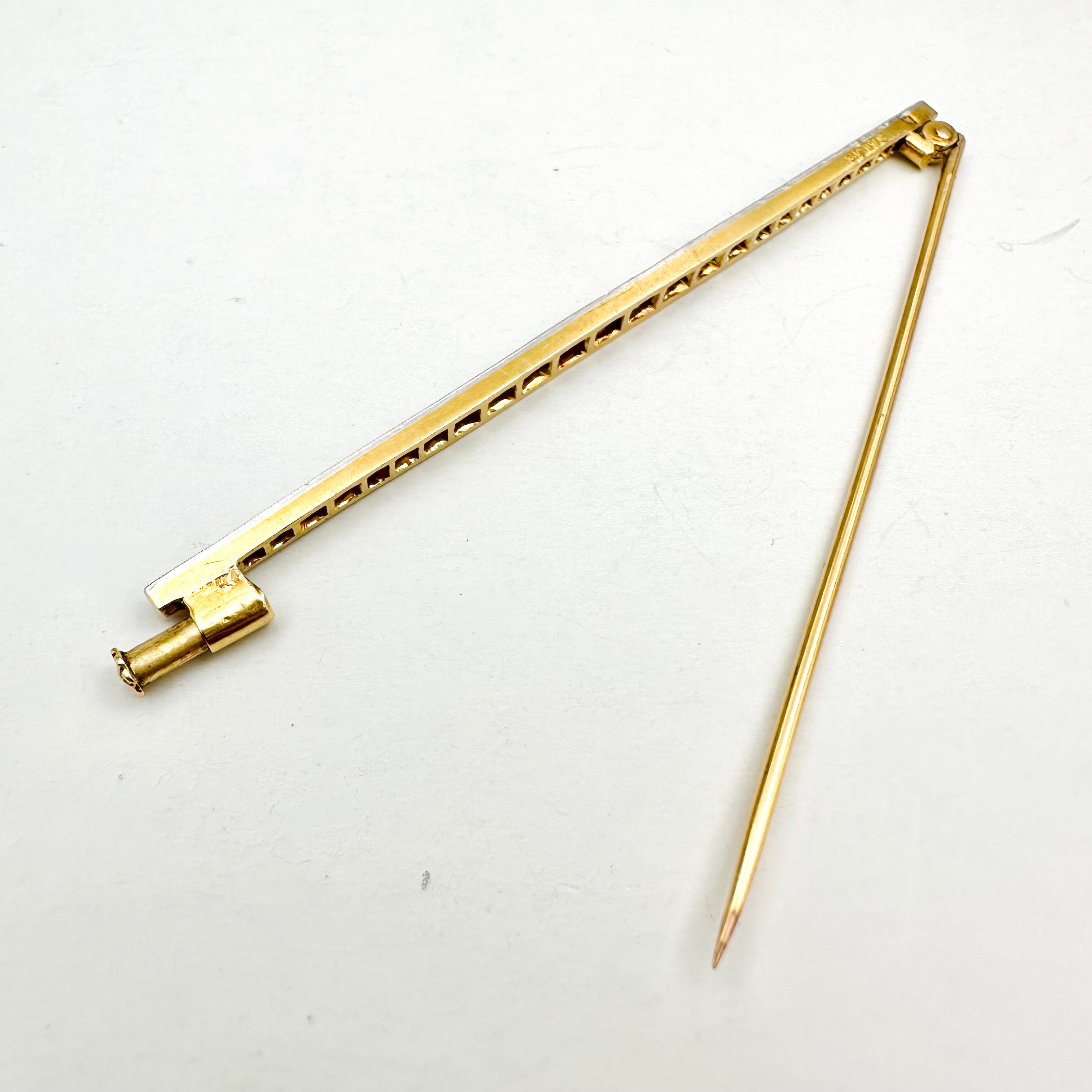 Broche Barrette Art Deco en or jaune, platine et diamants