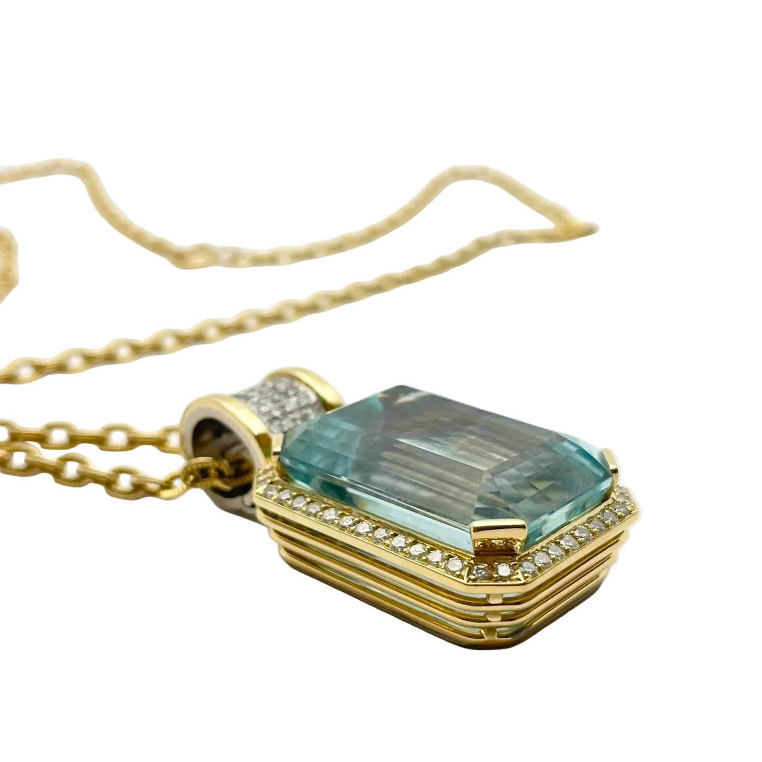 Collier Pendentif GOUBLE en or jaune, aigue-marine et diamants