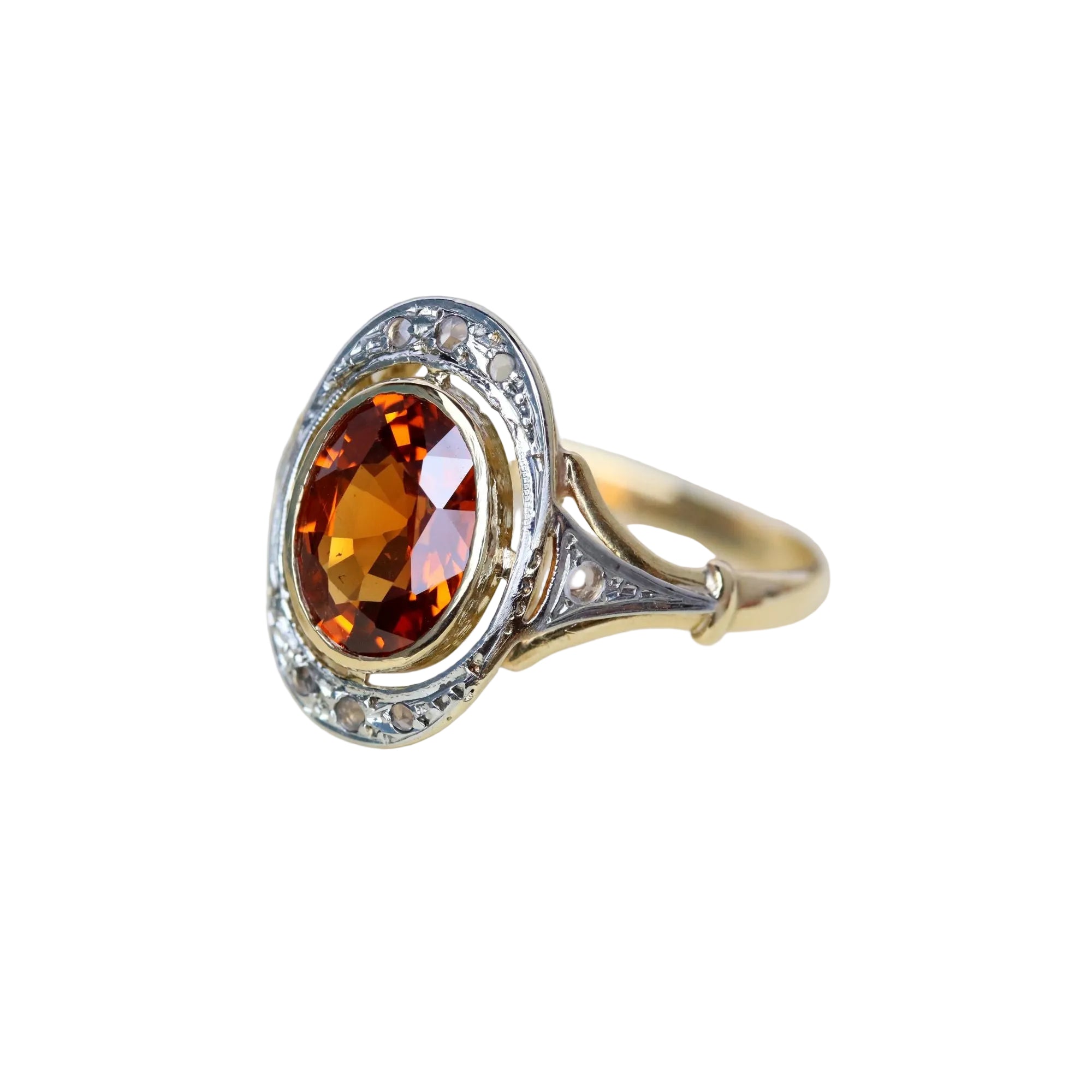 Bague en or jaune, platine, grenat et diamants