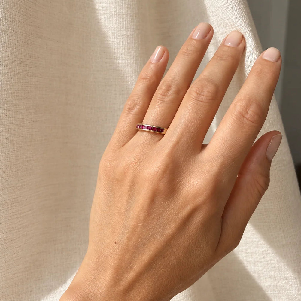 Bague Alliance en or jaune et rubis