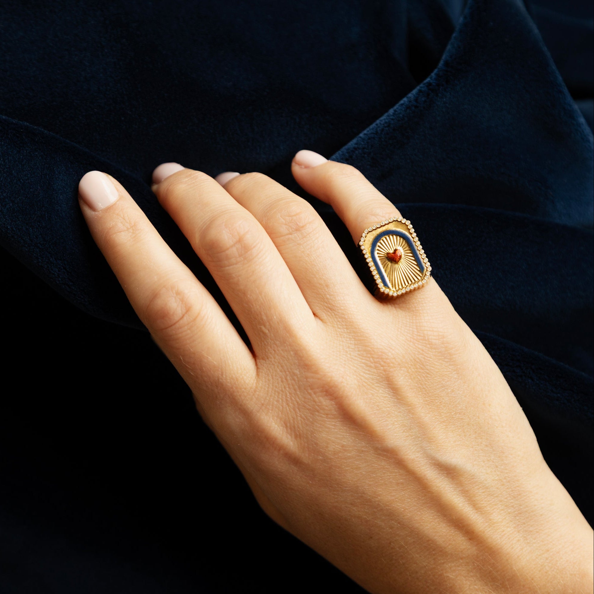 Bague Cocktail MARIE LICHTENBERG "Heart Mini Scap" en or jaune, émail et diamants