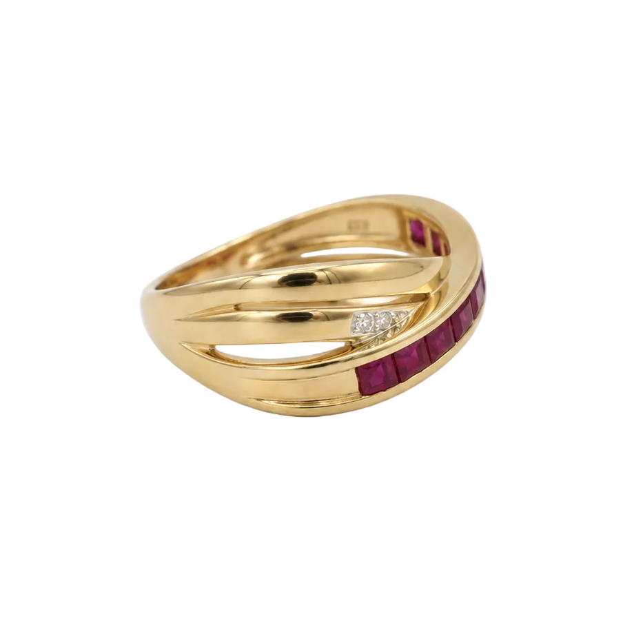 Bague en or jaune, rubis et diamants