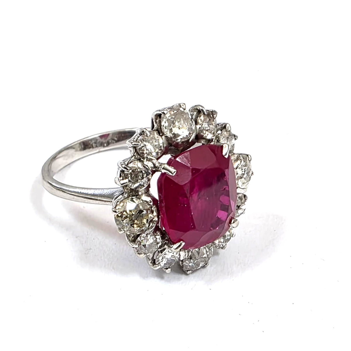 Bague Marguerite en or blanc, rubis et diamants