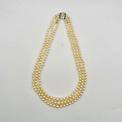 Collier de Perles trois rangs en perle de culture, or blanc et diamants