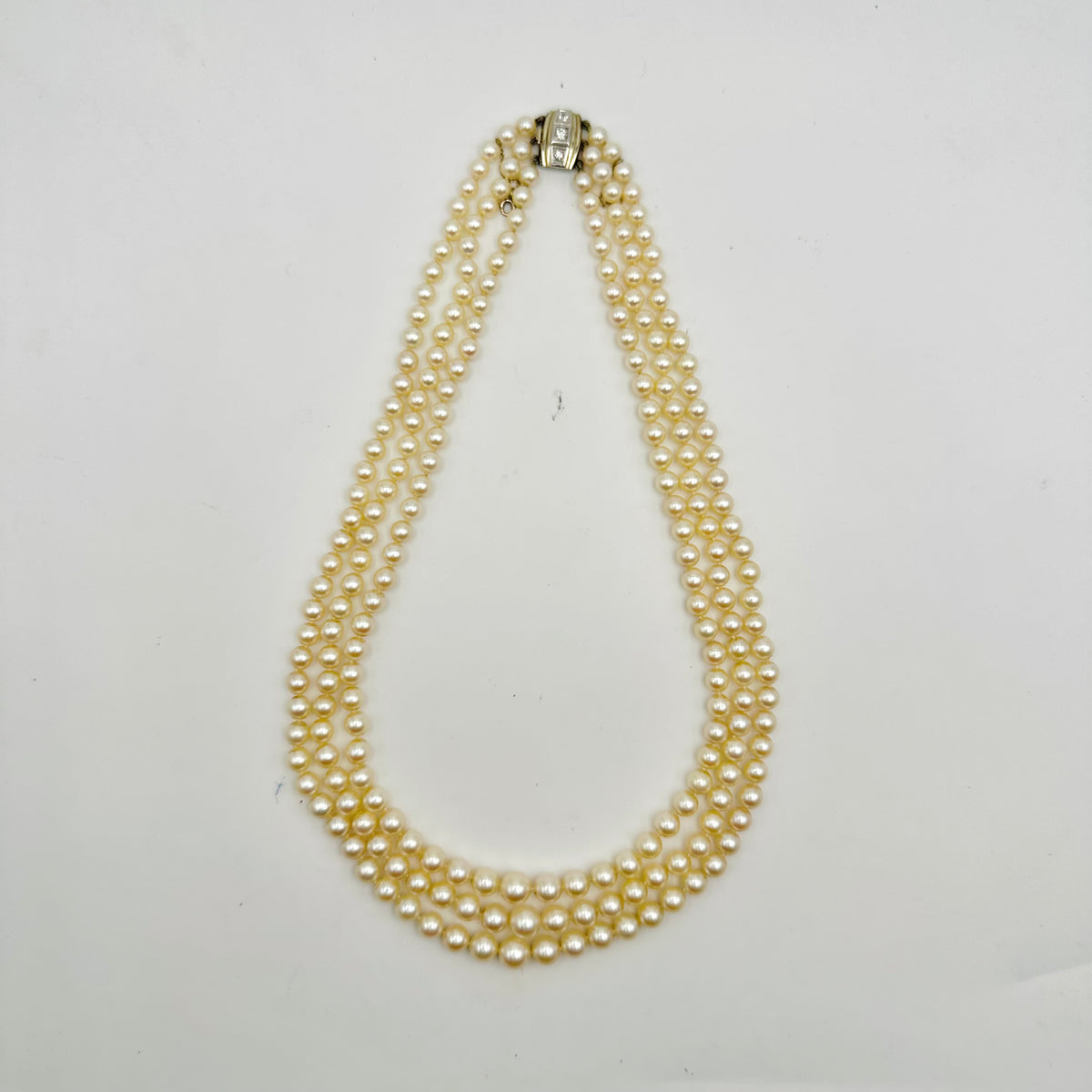 Collier de Perles trois rangs en perle de culture, or blanc et diamants
