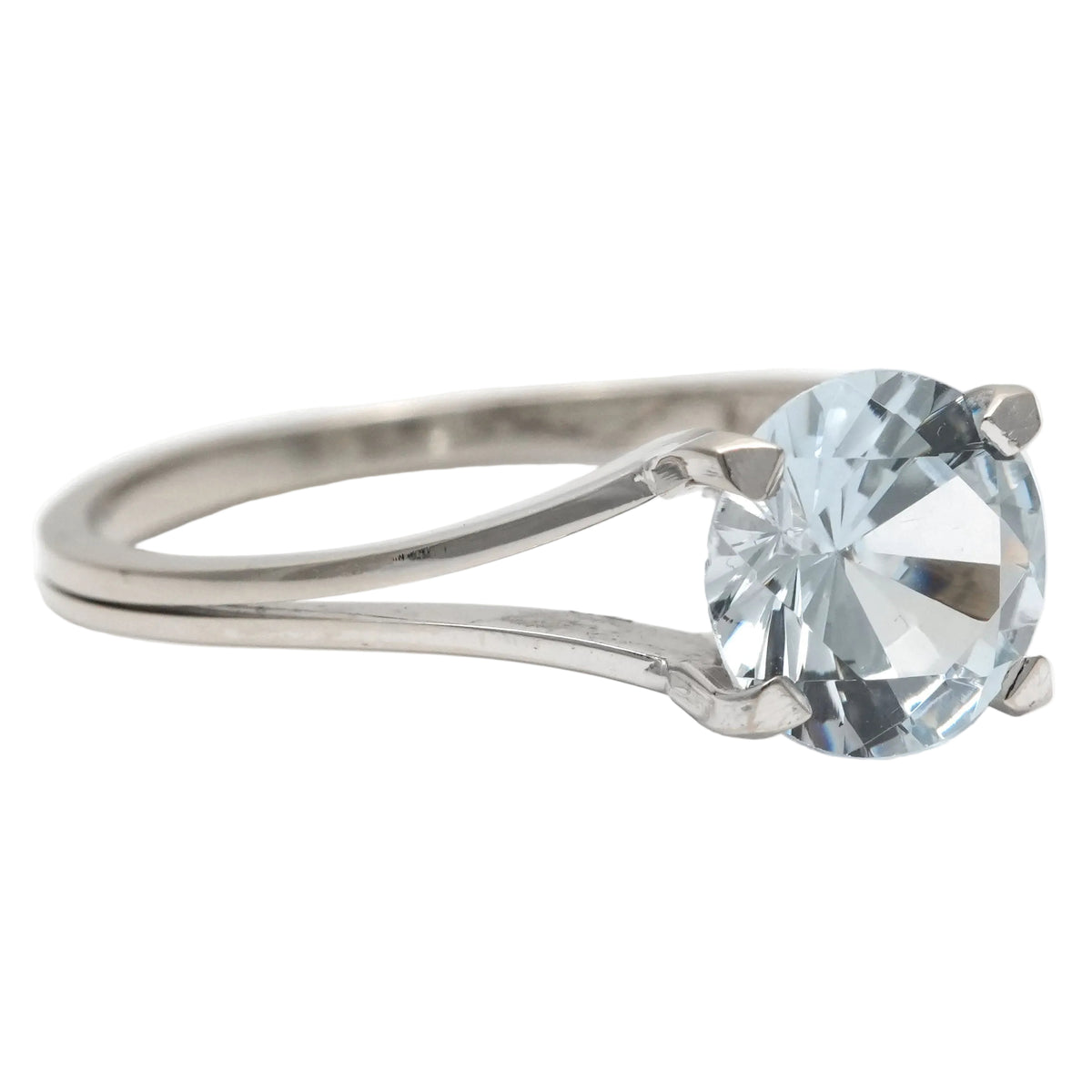 Bague Solitaire en or blanc et aigue-marine