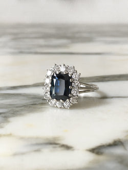 Bague Entourage en or blanc, saphir, et diamants