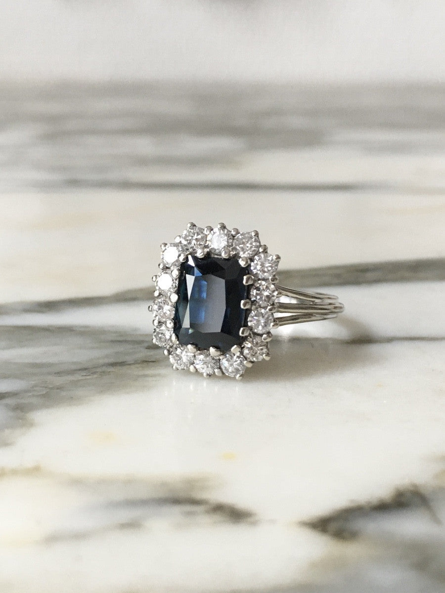 Bague Entourage en or blanc, saphir, et diamants